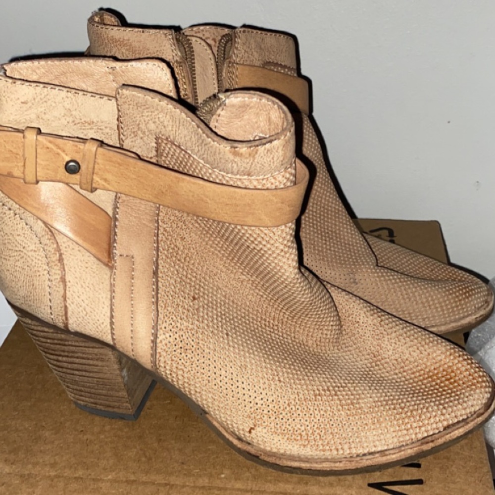 DOLCE VITA boots size 6